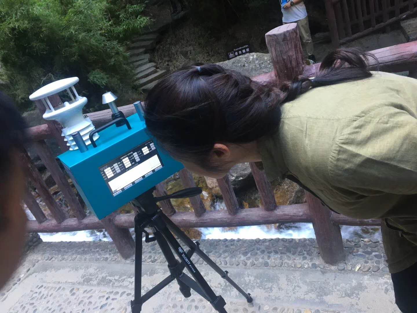 帶三腳架的空氣質(zhì)量檢測(cè)儀